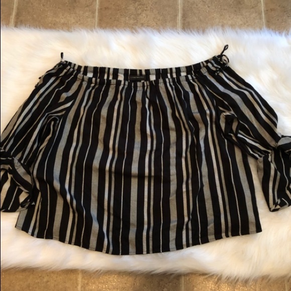 NEW! Off The Shoulder Blouse - Picture 6 of 7